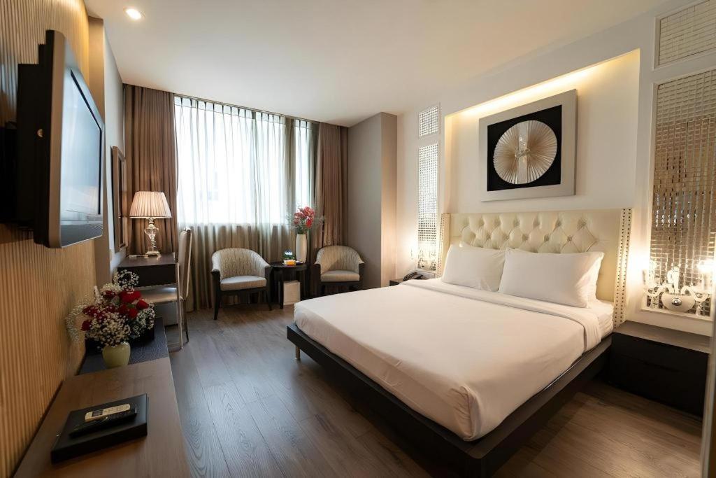 Khách sạn The White 8a Thái Văn Lung TP. Hồ Chí Minh