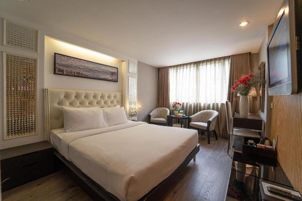 Khách sạn The White 8a Thái Văn Lung TP. Hồ Chí Minh